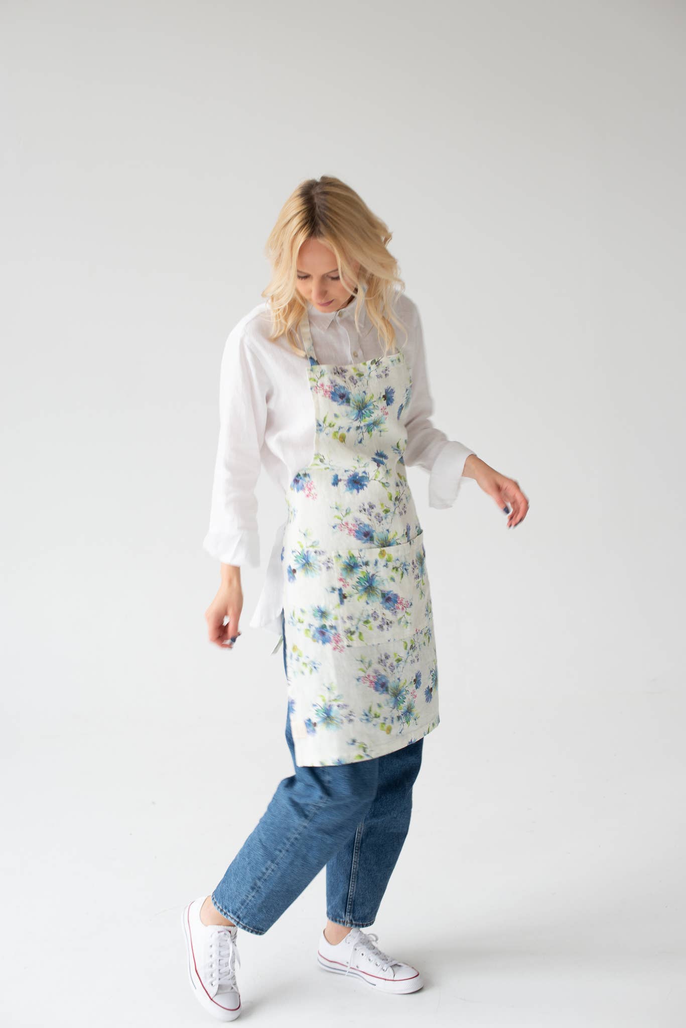 White Flowers Linen Daily Apron: S-M