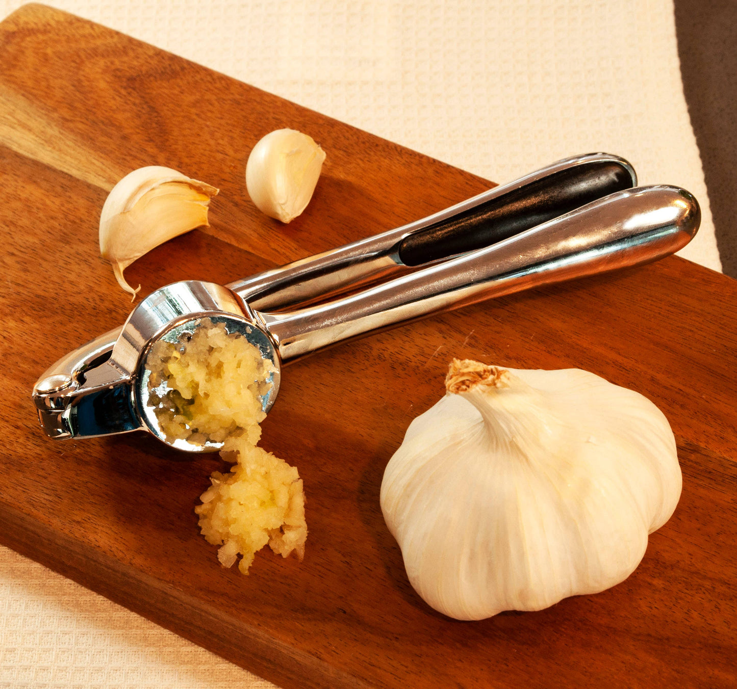 KITCHEN BASICS Garlic Press: Silver / Zinc Alloy / 17x4.5cm/6.7x1.7"