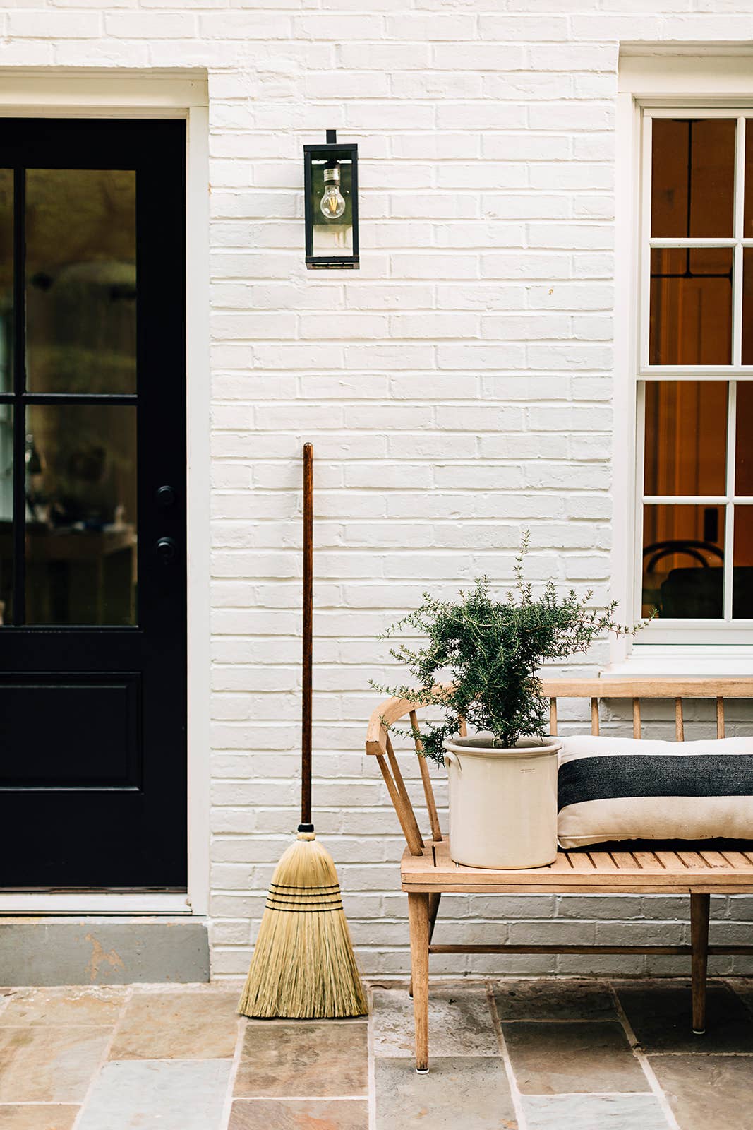 The Everyday Broom: Black