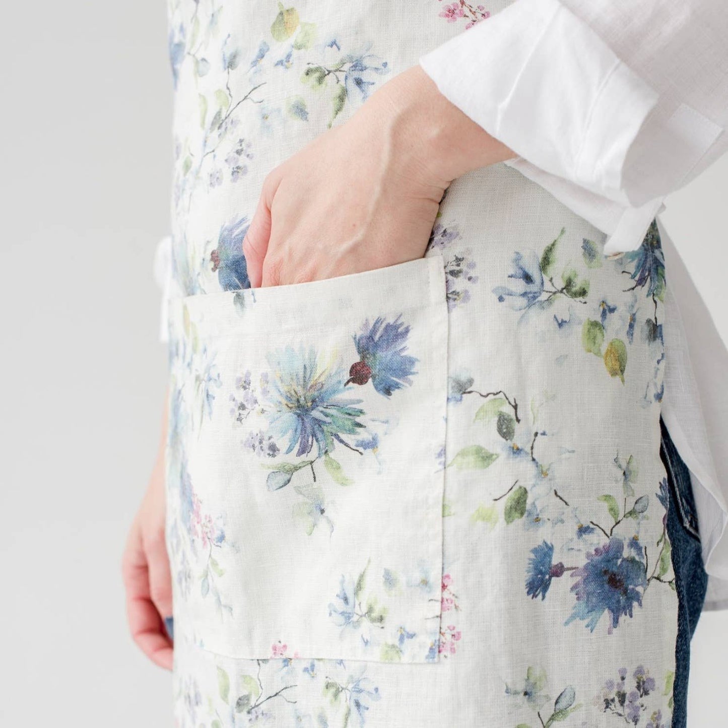 White Flowers Linen Daily Apron: S-M